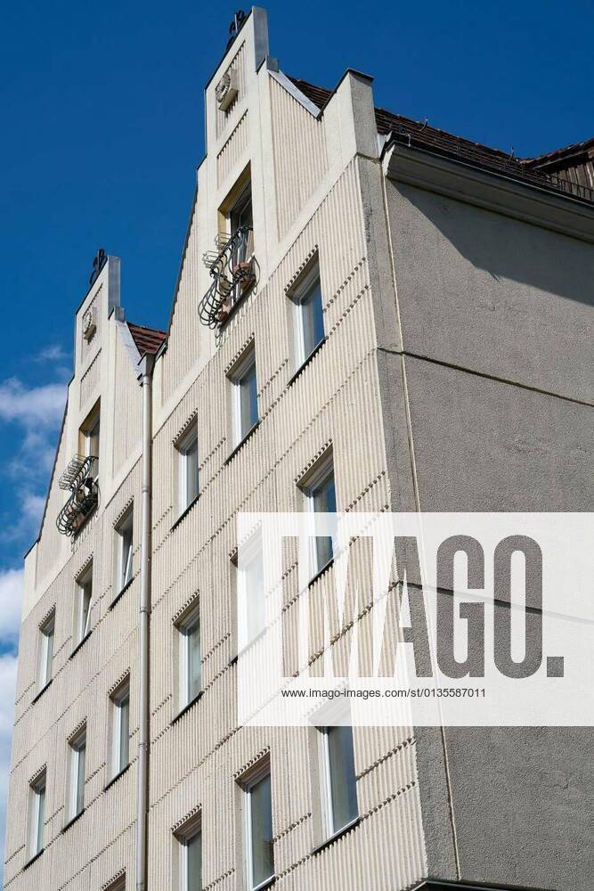 IMAGO Creative: Architektur in Berlin ddr-plattenbauten in the nikolaiviertel in the city center of berlin, 12.10.2020,