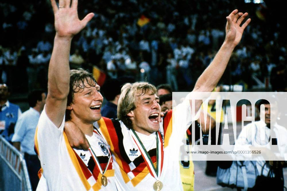 Guido Buchwald (li.) und Jürgen Klinsmann (beide BR Deutschland) feiern auf der Ehrenrunde den Weltmeistertitel - PUBLICATION FOR GERMAN, SWISS, AUSTRIAN AND HUNGARIAN MEDIA ONLY (Icon5476974) Fußball WM Herren Weltmeisterschaft 1990, Länderspiel, Finale, Endspiel, Nationalmannschaft, Nationalteam Gruppe Rom Glück, Begeisterung, Freude,