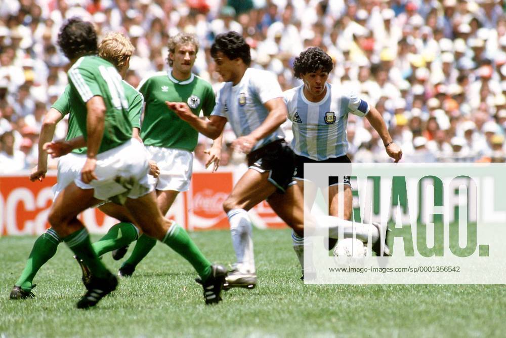 Diego Armando Maradona (re., Argentinien) am Ball, hi. Rudi Völler (BR Deutschland) - PUBLICATION FOR GERMAN, SWISS, AUSTRIAN AND HUNGARIAN MEDIA ONLY (Icon5476998) Fußball WM Herren Weltmeisterschaft 1986, Länderspiel, Finale, Endspiel, Nationalmannschaft, Nationalteam Gruppe Mexiko-Stadt, Mexico-City Dynamik,
