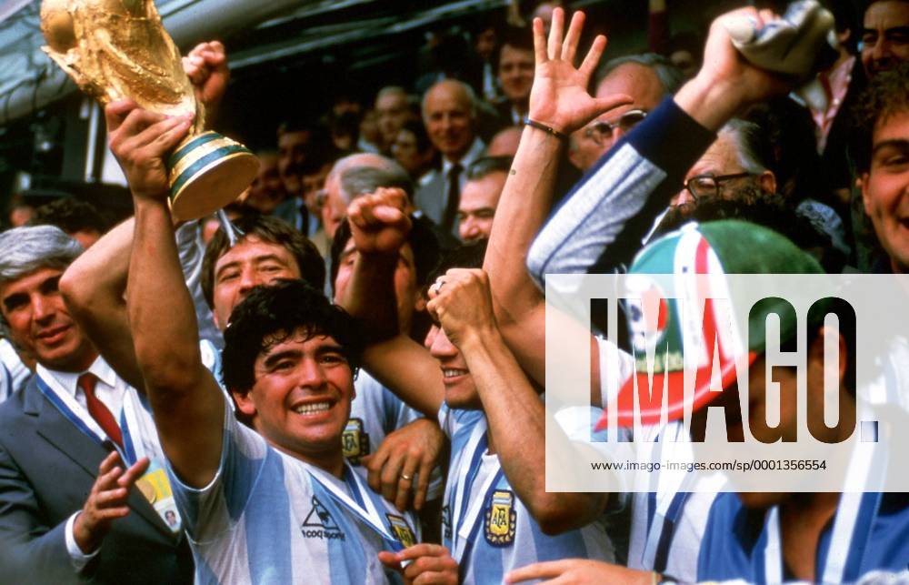 Diego Armando Maradona (li., Argentinien) präsentiert den FIFA Weltpokal - PUBLICATION FOR GERMAN, SWISS, AUSTRIAN AND HUNGARIAN MEDIA ONLY (Icon5477000) Fußball WM Herren Weltmeisterschaft 1986, Länderspiel, Finale, Endspiel, Nationalmannschaft, Nationalteam Gruppe Mexiko-Stadt, Mexico-City Glück, Begeisterung, Freude,