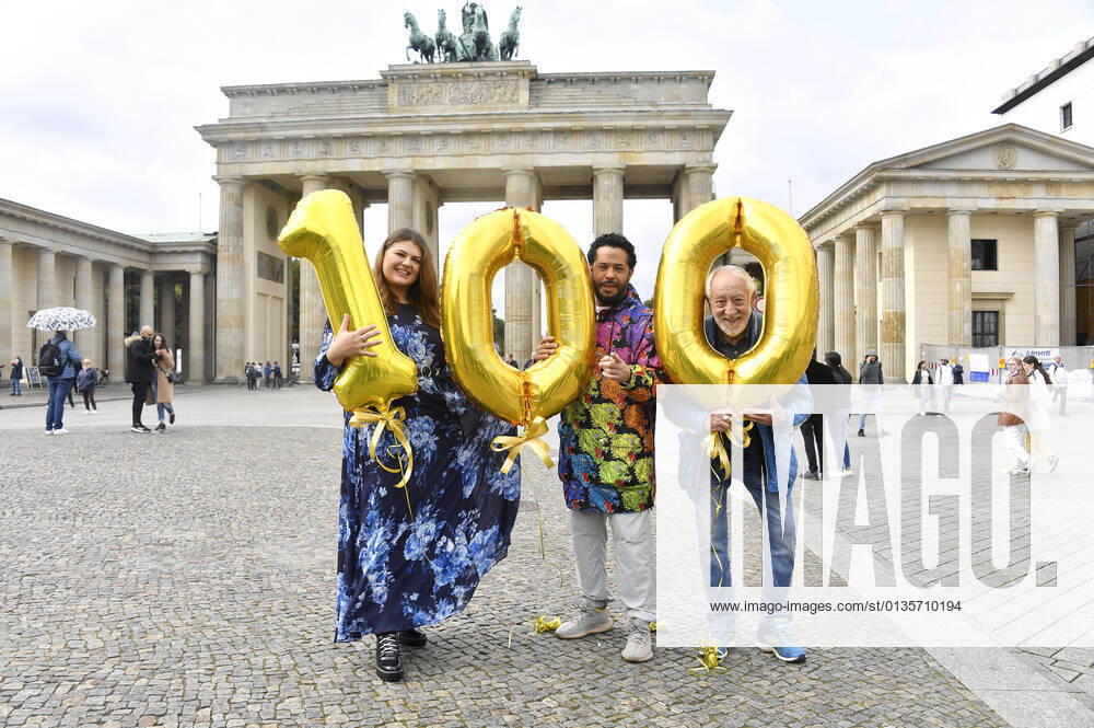 Dieter Hallervorden, Alina Wichmann and Adel Tawil at the photo shoot Celebrate at the Gate 100 days until New Years Eve at the Brandenburg Gate Berlin, 22 09 2021 Foto:xN.xKubelkax xFuturexImage