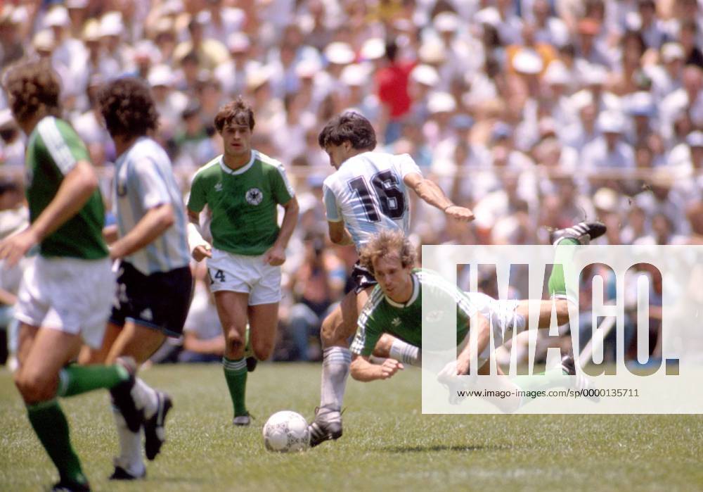 Norbert Eder (BRD) kommt beim Duell um den Ball mit dem Argentinier Olarticoechea zu Fall Fußball WM Herren Weltmeisterschaft 1986, Länderspiel: BR Deutschland - Argentinien 2:3, Finale, Endspiel Gruppe Aztekenstadion Mexiko-Stadt, Mexico-City Dynamik, Kampf,