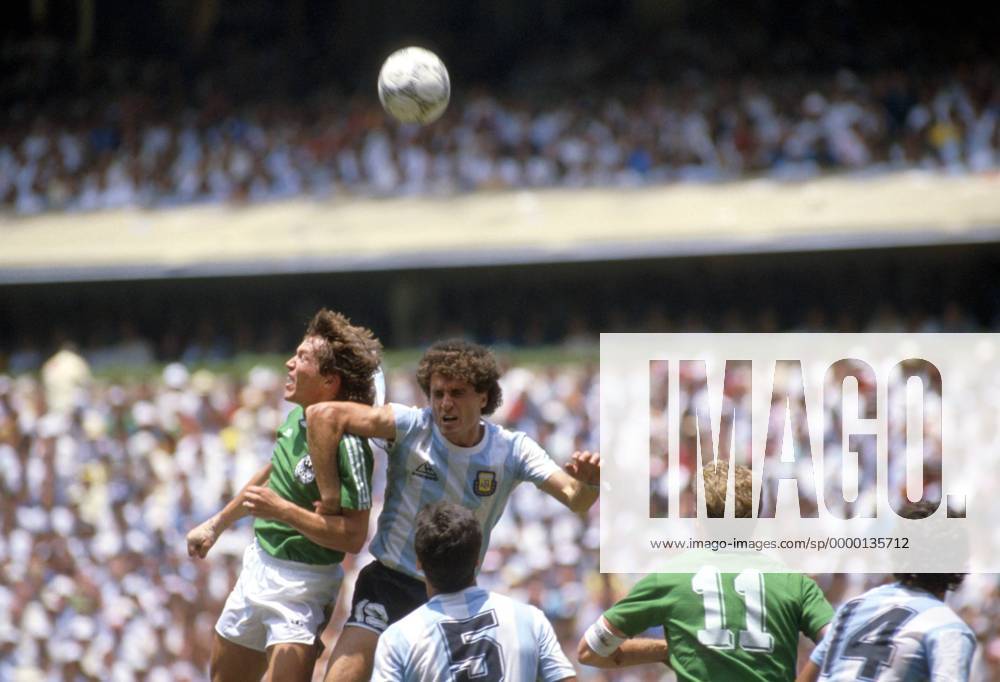 Lothar Matthäus (BRD) beim Kopfballduell mit dem Argentinier Jorge Valdano (re.) Fußball WM Herren Weltmeisterschaft 1986, Länderspiel: BR Deutschland - Argentinien 2:3, Finale, Endspiel Gruppe Aztekenstadion Mexiko-Stadt, Mexico-City Dynamik, Kampf,