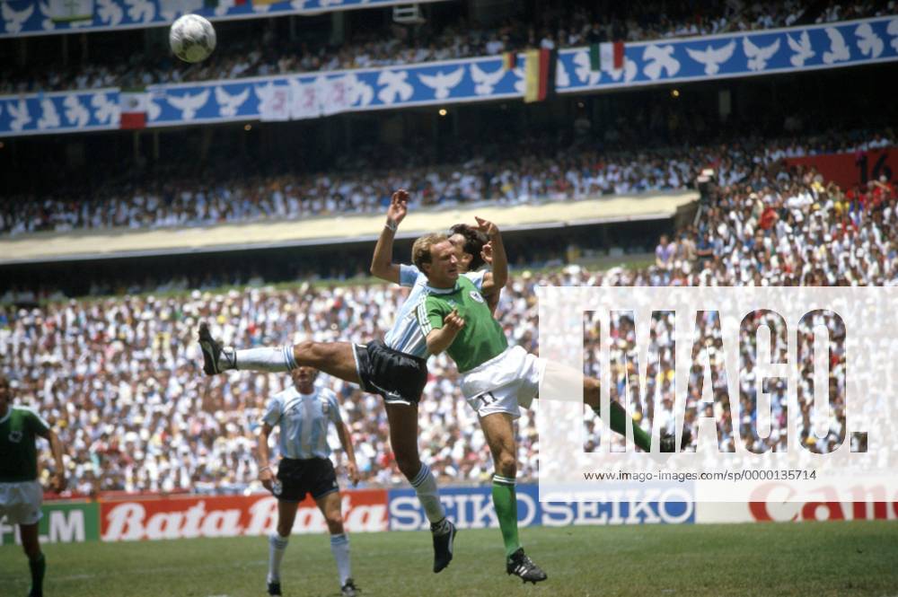 Karl-Heinz Rummenigge (BRD, vorn) beim Kopfballduell Fußball WM Herren Weltmeisterschaft 1986, Länderspiel: BR Deutschland - Argentinien 2:3, Finale, Endspiel Gruppe Aztekenstadion Mexiko-Stadt, Mexico-City Dynamik, Kampf,