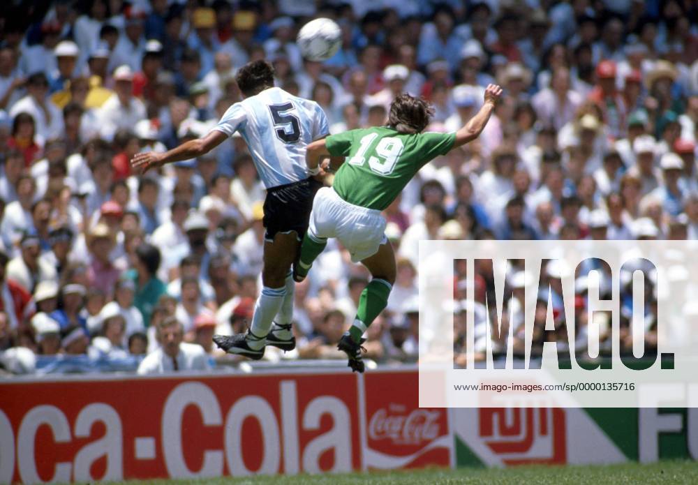 Klaus Allofs (BRD, re.) beim Kopfballduell gegen den Argentinier Jose Luis Brown Fußball WM Herren Weltmeisterschaft 1986, Länderspiel: BR Deutschland - Argentinien 2:3, Finale, Endspiel Gruppe Aztekenstadion Mexiko-Stadt, Mexico-City Dynamik, Kampf,