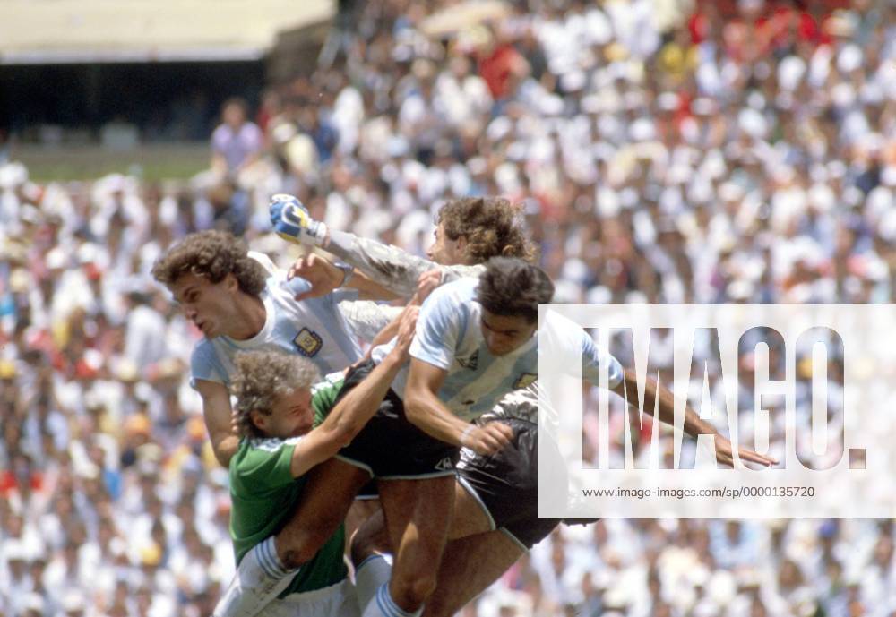 Rudi Völler (BRD) ist ohne Chance gegen den argentinischen Torwart Nery Pumpido und zwei Teamkollegen Fußball WM Herren Weltmeisterschaft 1986, Länderspiel: BR Deutschland - Argentinien 2:3, Finale, Endspiel Gruppe Aztekenstadion Mexiko-Stadt, Mexico-City Dynamik, Abwehr, Kampf, Überlegenheit,