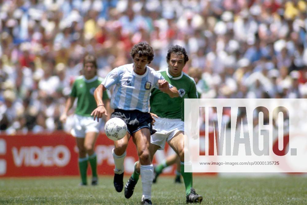 Felix Magath (BRD, re.) im Zweikampf mit Oscar Ruggeri (Argentinien) Fußball WM Herren Weltmeisterschaft 1986, Länderspiel: BR Deutschland - Argentinien 2:3, Finale, Endspiel Gruppe Aztekenstadion Mexiko-Stadt, Mexico-City Dynamik, Kampf,