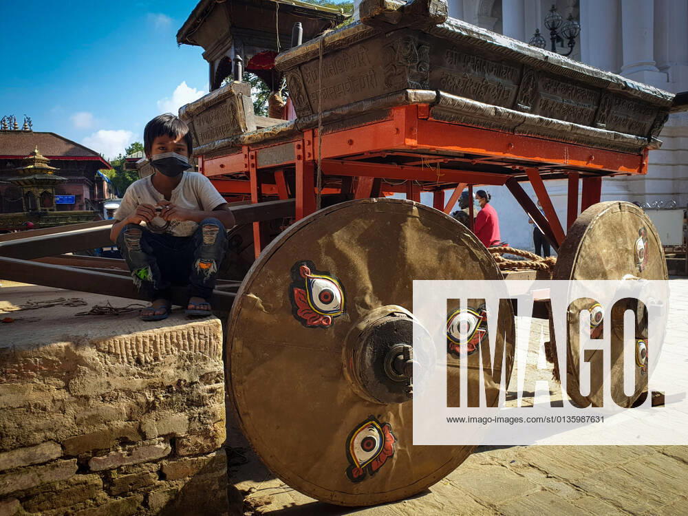 A Nepali small kid stays near the chariot after it was dismantled after the end of Indrajatra festival at Hanumandhoka Durbar Square in Kathmandu, Nepal on September 25, 2021. Kathmandu Nepal - ZUMAs233 20210925_zap_s233_004