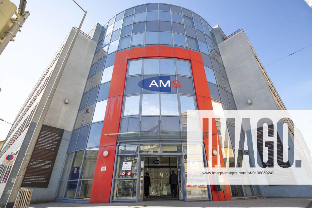 Unemployment: AMS Graz Das Arbeitsmarktservice Österreich (AMS) bietet neben der finanziellen Unterstützung Beratung sowie Weiterbildungen für arbeitslose Menschen an. Im Bild: Gebäude AMS Graz West mit Logo und Schriftzug. Graz, Steiermark, Österreich. 24.09.2021