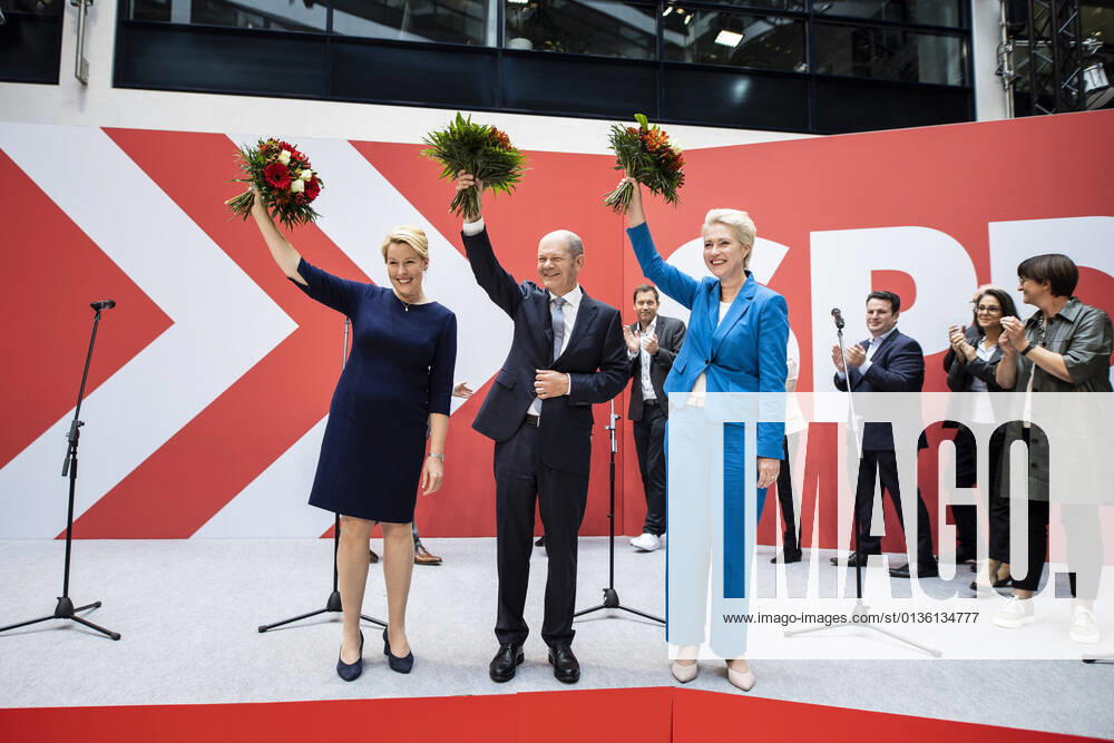 Franziska Giffey mL , state chairwoman of the SPD Berlin, Olaf Scholz M , SPD candidate for chancellor, and Manuela Schwesig mR , SPD state chairwoman in Mecklenburg-Western Pomerania, photographed during the presentation of flowers and a press statement at the Willy Brandt House in Berlin, 27 09 2021 In the Bundestag elections, the SPD was the stronges