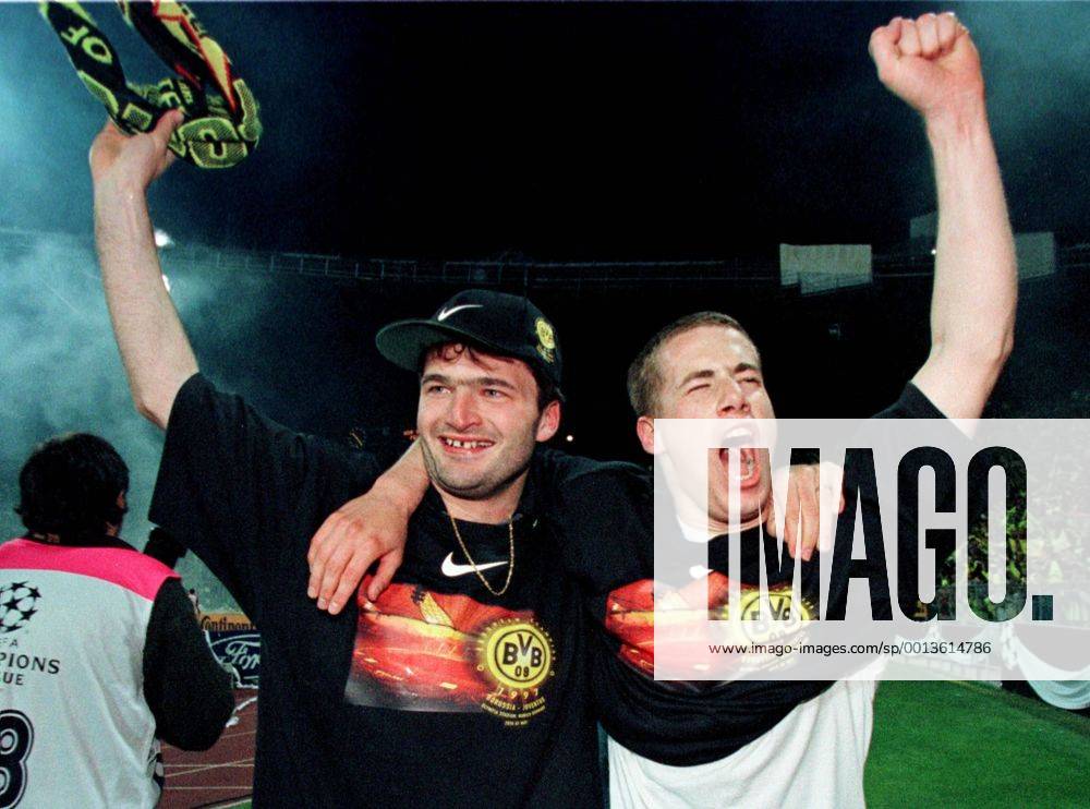 SPORT, FUSSBALL CHAMPIONSLEAGUE FINALE, BORUSSIA DORTMUND, 28.05.1997, MÜNCHEN - Die Dortmunder Spieler Stephane CHAPUISAT (L) und Lars RICKEN, der Schütze des 3:1, bejubeln den Sieg nach dem Spiel. Championsleague Finale 1997 Borussia Dortmund