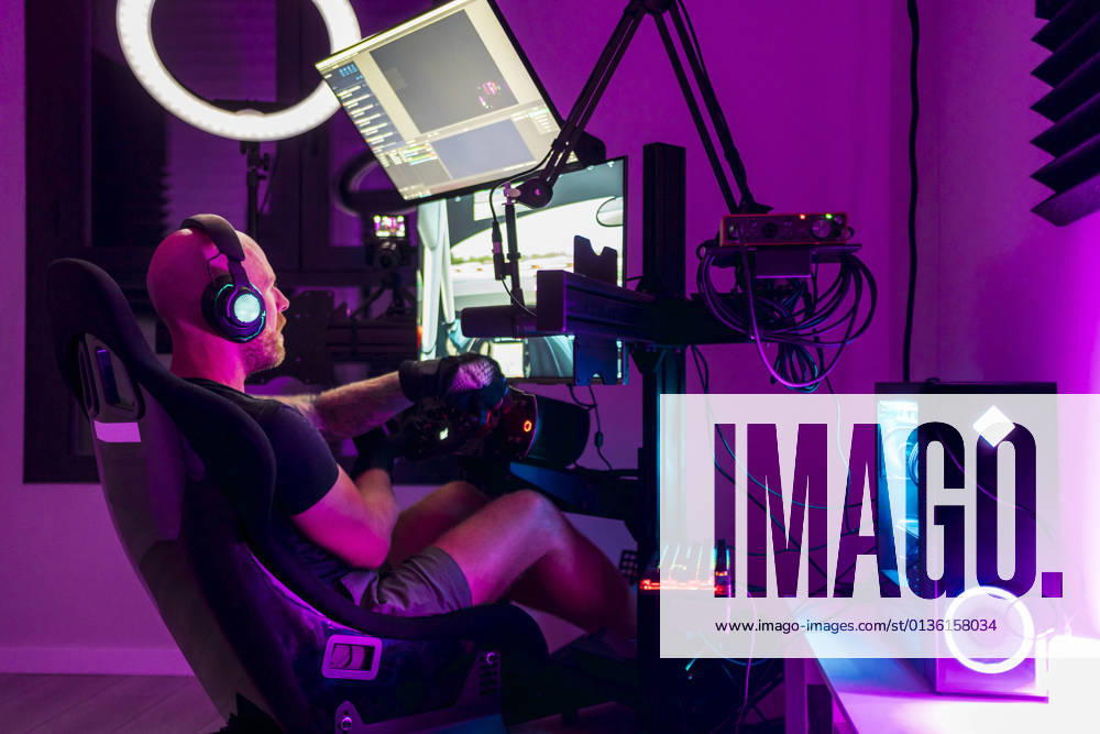 IMAGO Creative, Lifestyle, Gaming Male gamer playing video game at studio model released Symbolfoto property released DLTSF02104