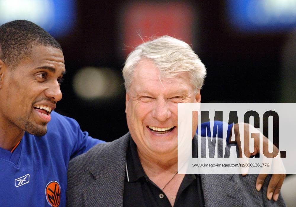 Headcoach Don Nelson (Dallas) und Kurt Thomas (New York Knicks) amüsieren sich - (Icon4220416) Basketball Herren NBA Preseason 2004 2005, Vorbereitung, Saisonvorbereitung, Test, Testspiel, Mavs Gruppe New York