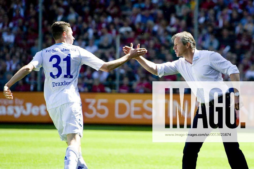 Torschütze Julian DRAXLER (li.) jubelt mit Trainer Jens KELLER (beide GE) über sein Tor zum 1:0 für Schalke 04, Fussball 1. Bundesliga, 34. Spieltag, SC Freiburg (FR) - FC Schalke 04 (GE) am 18.05.2013 in Freiburg Deutschland;