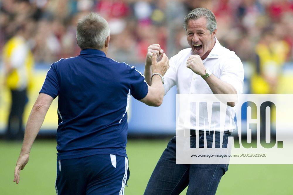Trainer Jens KELLER (re., GE) freut sich zusammen mit einem Betreuer über den Sieg, Fussball 1. Bundesliga, 34. Spieltag, SC Freiburg (FR) - FC Schalke 04 (GE) 1:2 am 18.05.2013 in Freiburg Deutschland;