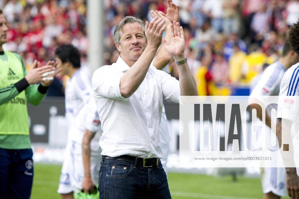 Trainer Jens KELLER (GE) freut sich über den Sieg, Fussball 1. Bundesliga, 34. Spieltag, SC Freiburg (FR) - FC Schalke 04 (GE) 1:2 am 18.05.2013 in Freiburg Deutschland;