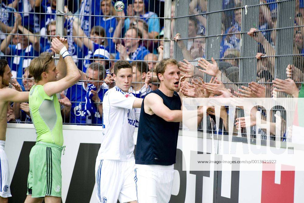 V.r. Benedikt HÖWEDES (HÖWEDES), Julian DRAXLER, Torwart Timo HILDEBRAND (alle GE) freuen sich mit den Fans über den Sieg, Fussball 1. Bundesliga, 34. Spieltag, SC Freiburg (FR) - FC Schalke 04 (GE) 1:2 am 18.05.2013 in Freiburg Deutschland;