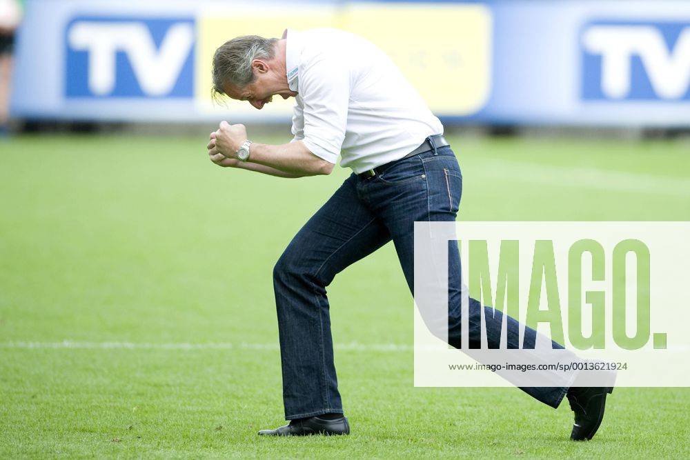 Trainer Jens KELLER (GE) jubelt über den Sieg, Fussball 1. Bundesliga, 34. Spieltag, SC Freiburg (FR) - FC Schalke 04 (GE) 1:2 am 18.05.2013 in Freiburg Deutschland;