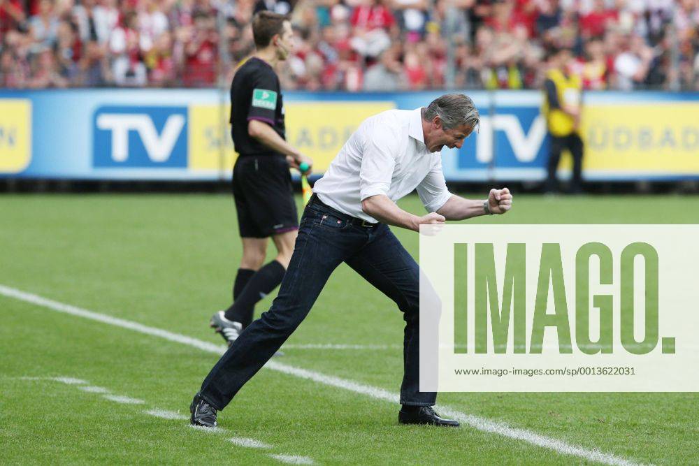 Cheftrainer Jens KELLER (FC Schalke 04) jubelt nach dem Sieg EP - EER
