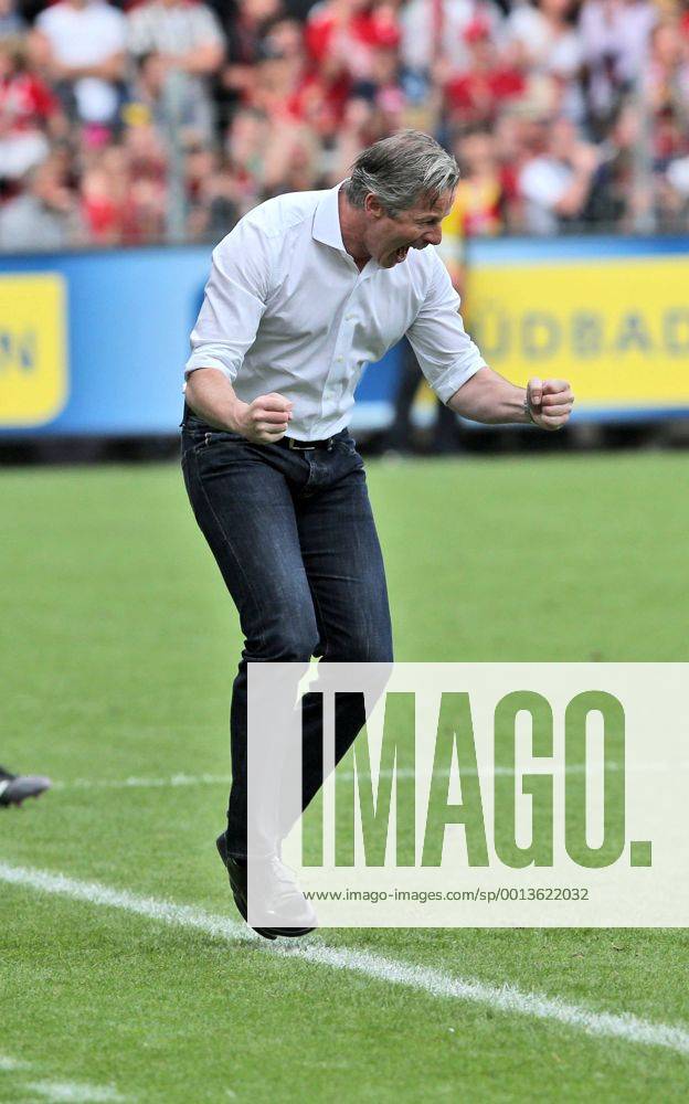 Cheftrainer Jens KELLER (FC Schalke 04) jubelt nach dem Sieg EP - EER