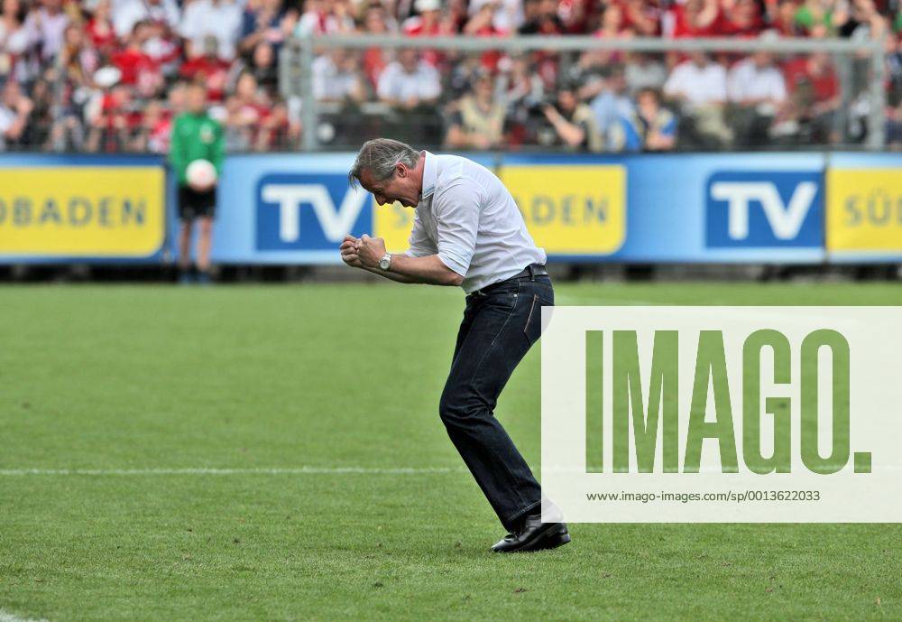 Cheftrainer Jens KELLER (FC Schalke 04) jubelt nach dem Sieg EP - EER