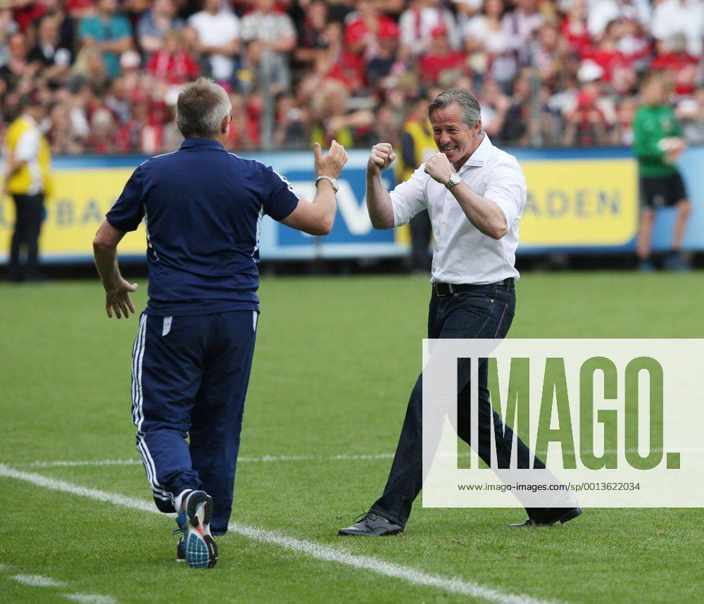 Cheftrainer Jens KELLER (FC Schalke 04) jubelt nach dem Sieg EP - EER