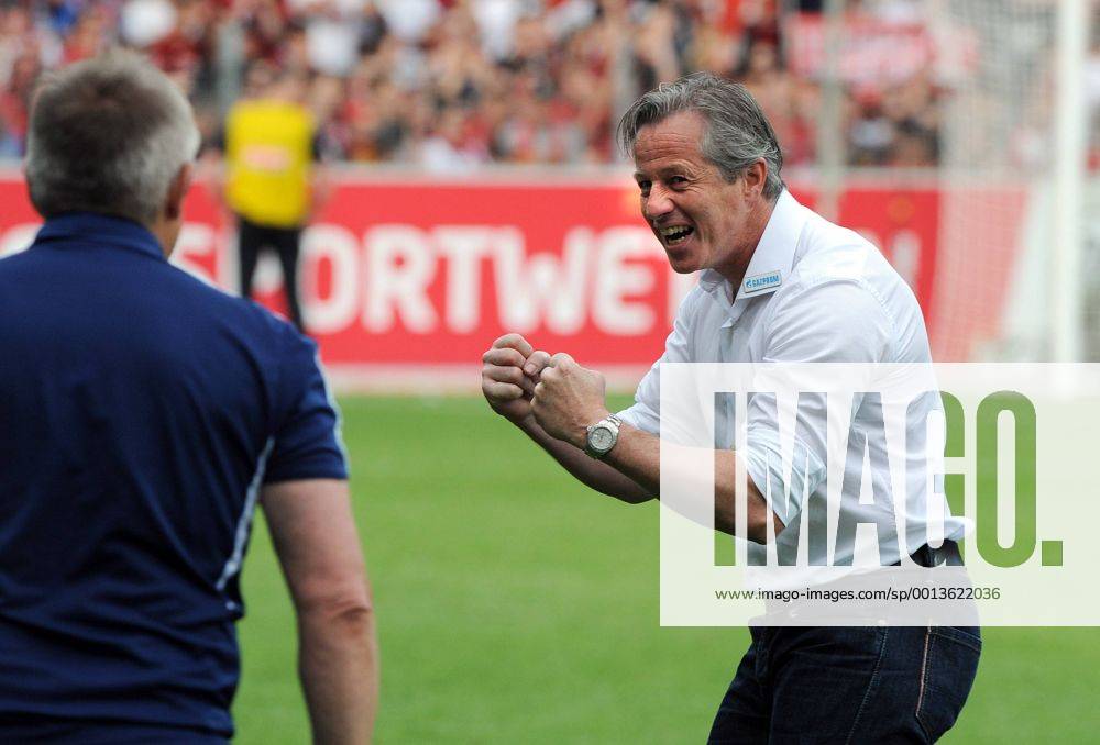 Freiburg, MAGE SOLAR Stadion, 18.05.2013 Fussball 1. Bl Saison 2012 13 SC Freiburg vs. Schalke 04 Schlussjubel von Jens KELLER; Chef-Trainer, Schalke 04