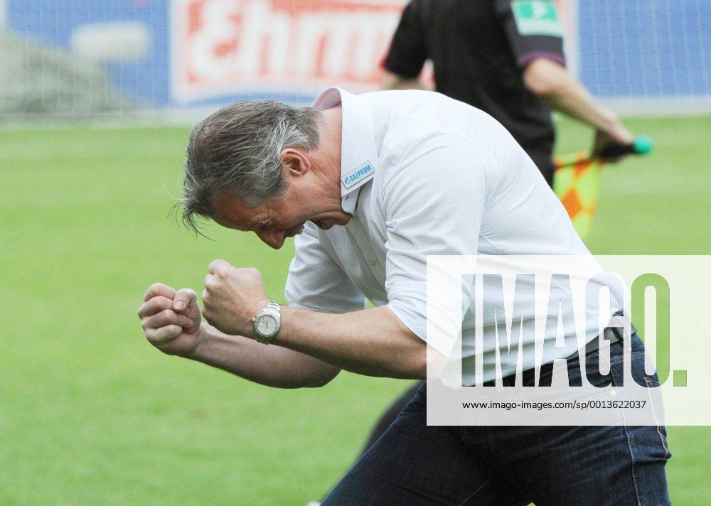 Freiburg, MAGE SOLAR Stadion, 18.05.2013 Fussball 1. Bl Saison 2012 13 SC Freiburg vs. Schalke 04 Schlussjubel von Jens KELLER; Chef-Trainer, Schalke 04