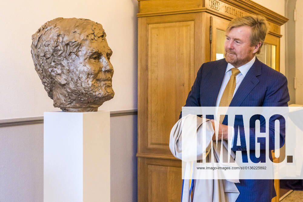 The Hague King Willem-Alexander unveiling of the artwork of a bronze statue of the King made by artist Jikke van Loon at the Kanselarij der Nederlandse Orden (Chancellery of the Dutch Orders ) in The Hague. Â