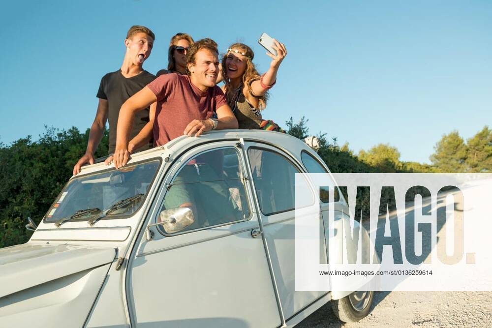 Friends on vacations model released, Symbolfoto, 12.10.2020,