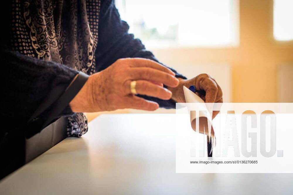IMAGO Creative: 2022 Aussichten Person voting, casting a ballot, 12.10.2020,