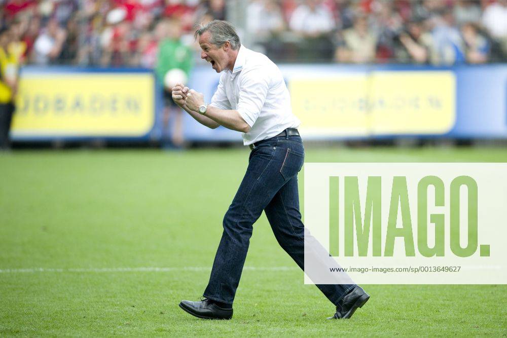 Trainer Jens KELLER (GE) jubelt über den Sieg, Fussball 1. Bundesliga, 34. Spieltag, SC Freiburg (FR) - FC Schalke 04 (GE) 1:2 am 18.05.2013 in Freiburg Deutschland;