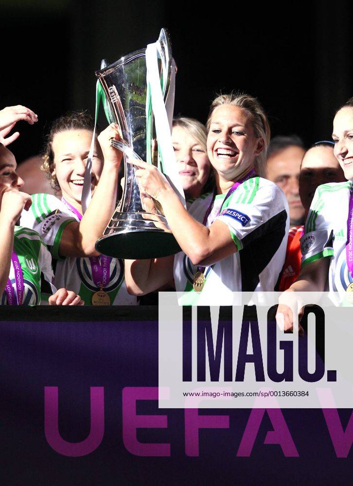 Lena Gössling mit Pokal Pokalsieger Fußball Fussball UEFA Championsleague Finale Final 2013 Damen Frauen Saison 2012 13 23.05.2013 VfL Wolfsburg vs. Olympique Lyon