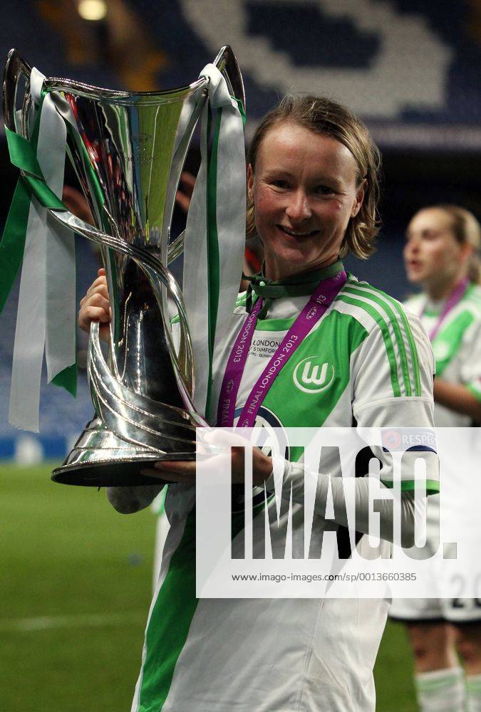 Conny Pohlers mit Pokal Pokalsieger Fußball Fussball UEFA Championsleague Finale Final 2013 Damen Frauen Saison 2012 13 23.05.2013 VfL Wolfsburg vs. Olympique Lyon
