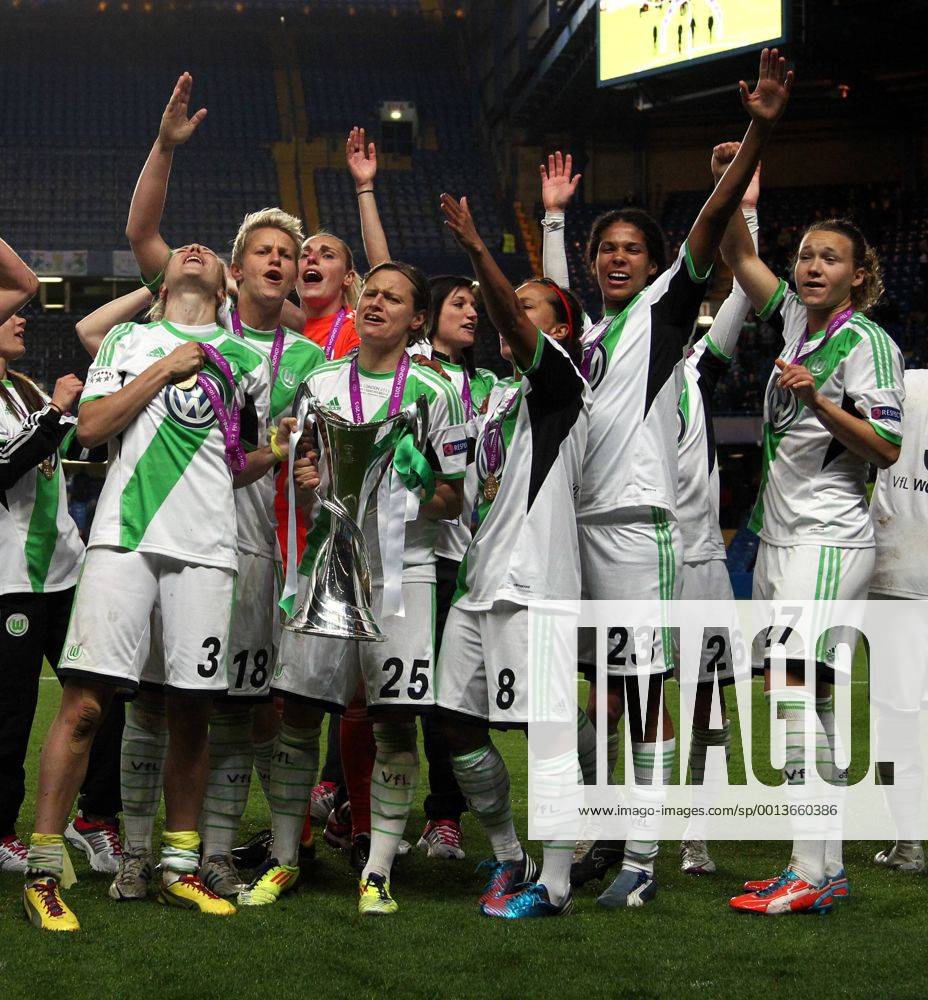 Martina Müller mit Pokal Pokalsieger Wolfsburgerinnen Mannschaft feiern Freude Emotion jubelnd Jubel nach Sieg Gewinner Fußball Fussball UEFA Championsleague Finale Final 2013 Damen Frauen Saison 2012 13 23.05.2013 VfL Wolfsburg vs. Olympique Lyon