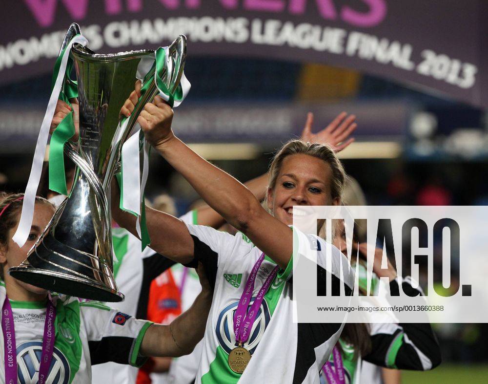 Lena Gössling mit Pokal Pokalsieger Fußball Fussball UEFA Championsleague Finale Final 2013 Damen Frauen Saison 2012 13 23.05.2013 VfL Wolfsburg vs. Olympique Lyon