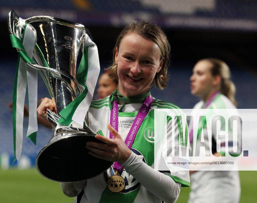 Conny Pohlers mit Pokal Pokalsieger Fußball Fussball UEFA Championsleague Finale Final 2013 Damen Frauen Saison 2012 13 23.05.2013 VfL Wolfsburg vs. Olympique Lyon