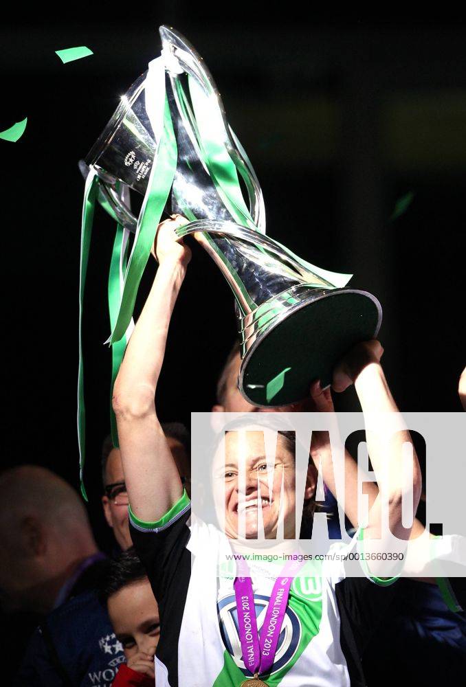Martina Müller mit Pokal Pokalsieger Fußball Fussball UEFA Championsleague Finale Final 2013 Damen Frauen Saison 2012 13 23.05.2013 VfL Wolfsburg vs. Olympique Lyon