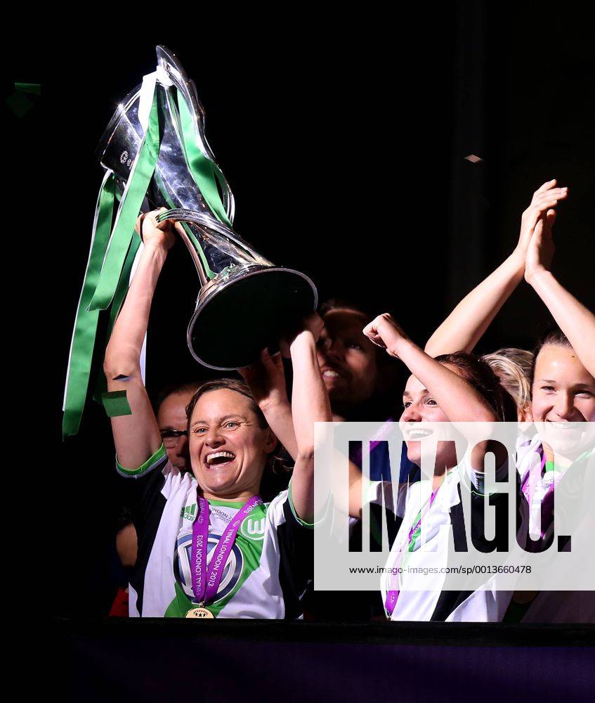 London Fulham Fußball Champions League Finale Frauen VfL Wolfsburg vs. Olympique Lyon, Siegtorschützen Martina Müller (Wolfsburg) mit Pokal, Lina Magull