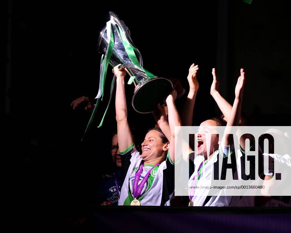 London Fulham Fußball Champions League Finale Frauen VfL Wolfsburg vs. Olympique Lyon, Siegtorschützen Martina Müller (Wolfsburg) mit Pokal, Lina Magull