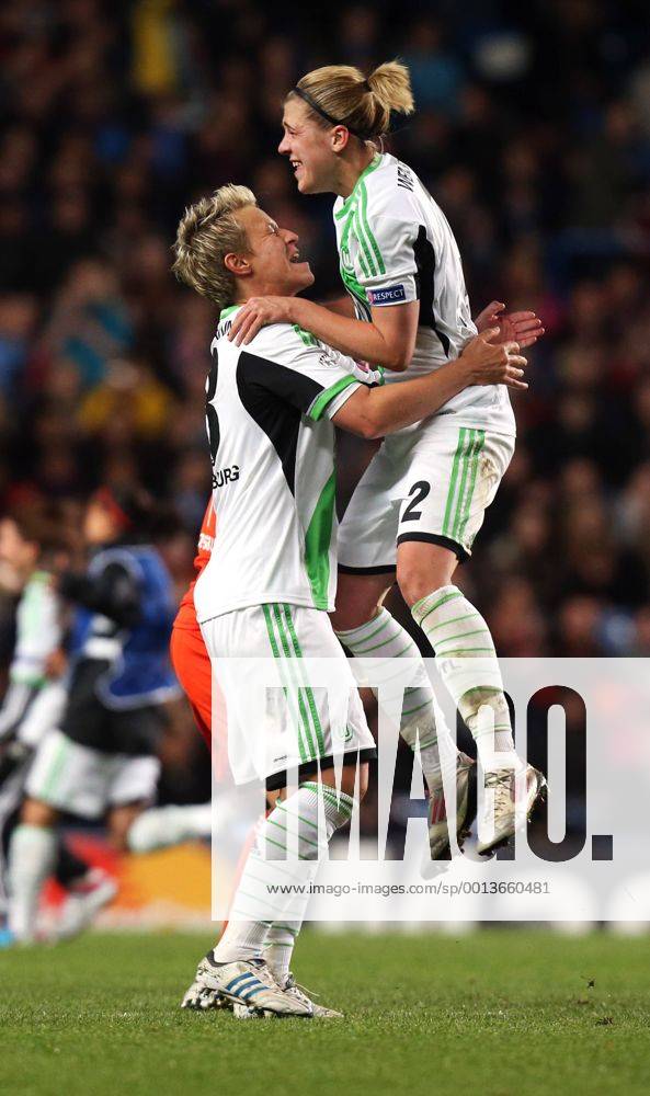 London Fulham Fußball Champions League Finale Frauen VfL Wolfsburg vs. Olympique Lyon, v.l.Ivonne Hartmann (Wolfsburg) und Luisa Wensing freuen sich
