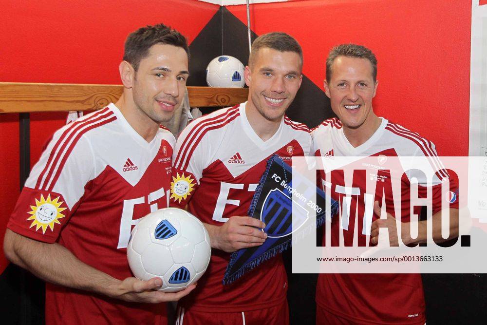 Poldi vs merte Kicken für den guten Zweck Benefizspiel charity match von links: Felix Sturm, Lukas Podolski, Michael Schumacher in der Kabine Sport