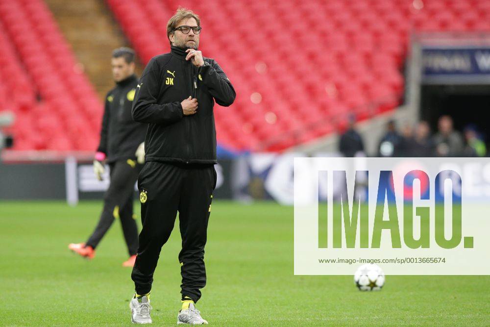 Jürgen KLOPP (Trainer Borussia Dortmund - BVB) zieht die Jacke zu bei eisiger Kälte in London EP_GST