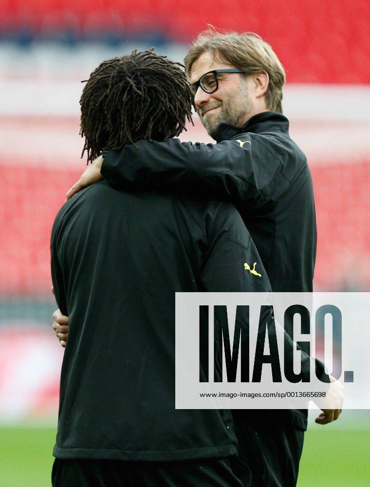 FUSSBALL - CL Finale, Dortmund vs Bayern, Vorberichte, Training LONDON,ENGLAND,24.MAI.13 - FUSSBALL - UEFA Champions League Finale, Borussia Dortmund vs FC Bayern München, Vorberichte, Abschlusstraining Dortmund. Bild zeigt Trainer Jürgen Klopp und Patrick Owomoyela (Dortmund links).