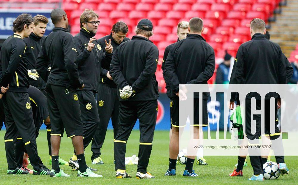 FUSSBALL - CL Finale, Dortmund vs Bayern, Vorberichte, Training LONDON,ENGLAND,24.MAI.13 - FUSSBALL - UEFA Champions League Finale, Borussia Dortmund vs FC Bayern München, Vorberichte, Abschlusstraining Dortmund. Bild zeigt Trainer Jürgen Klopp (Dortmund) und die Mannschaft von Dortmund.