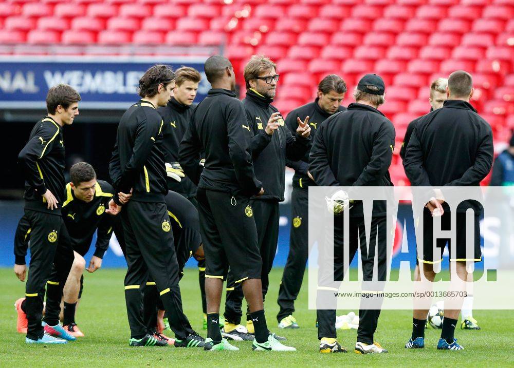 FUSSBALL - CL Finale, Dortmund vs Bayern, Vorberichte, Training LONDON,ENGLAND,24.MAI.13 - FUSSBALL - UEFA Champions League Finale, Borussia Dortmund vs FC Bayern München, Vorberichte, Abschlusstraining Dortmund. Bild zeigt Trainer Jürgen Klopp (Dortmund) und die Mannschaft von Dortmund.