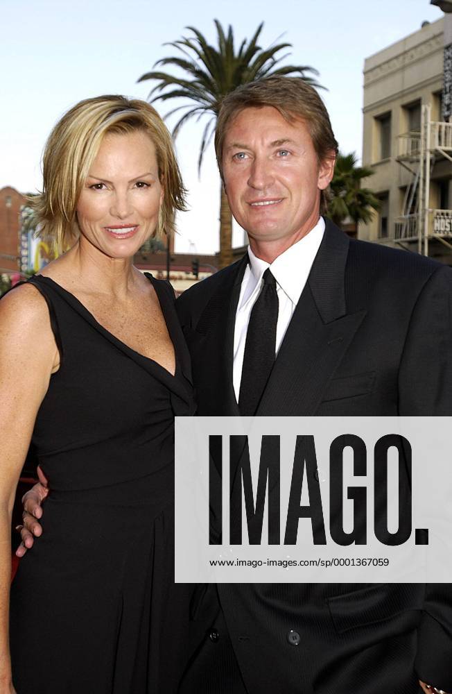 Wayne Gretzky (Kanada, re.) mit seiner Ehefrau Janet Jones in Hollywood - (Icon5583355) Eishockey Herren NHL Legende 2002, Eishockeylegende, Eishockeylegenden Gruppe Los Angeles