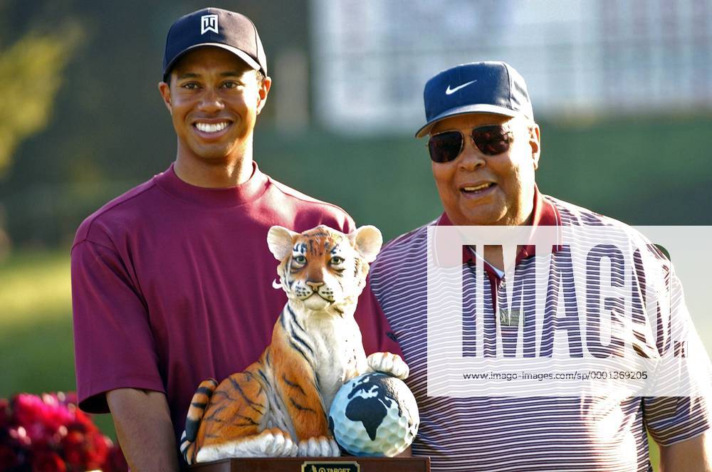 Eldrick Tiger Woods (USA) prÃ¤sentiert mit seinem Vater Earl die TrophÃ¤e fÃ¼r den Sieg beim Target World Challenge 2004 - (Icon5587822) Golf Herren Target World Challenge 2004, PGA Tour, Golfen, Vdig Gruppe Sherwood, Thousand Oaks Freude,