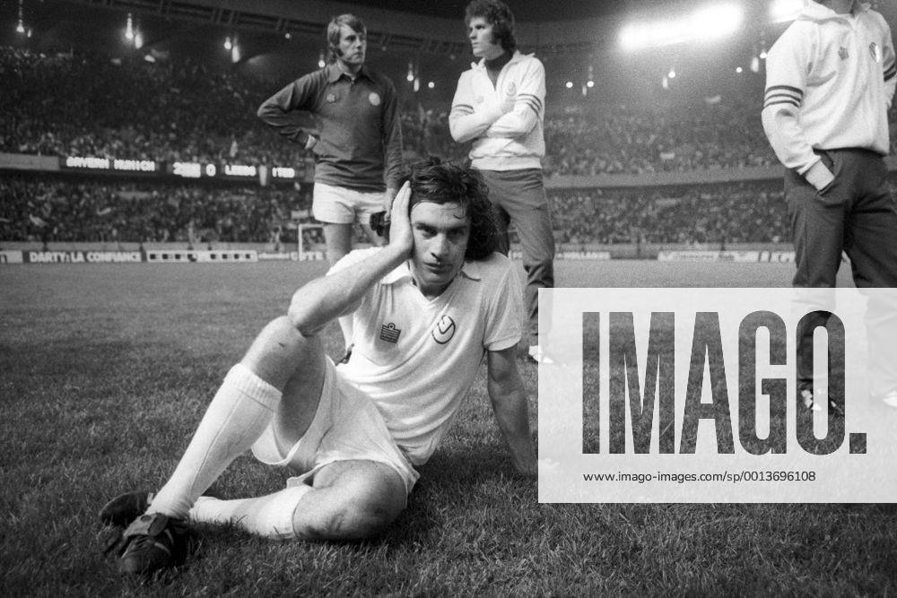 Finale um den Europapokal der Landesmeister 1975 in Paris - Enttäuschung bei Frank Gray (vorn) sowie dahinter v.li.: Torwart David Stewart und Glan Letheren (alle Leeds United)