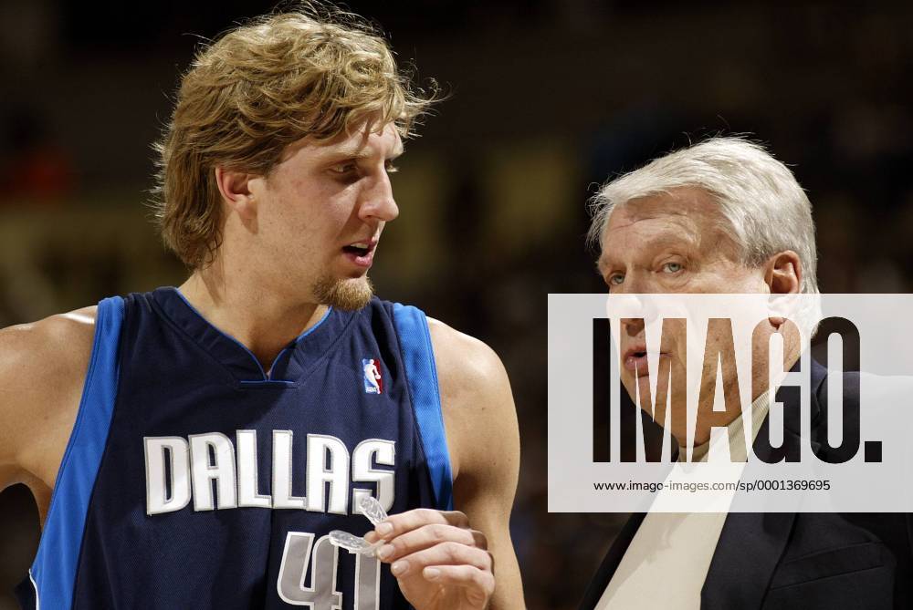 Headcoach Don Nelson im GesprÃ¤ch mit Dirk Nowitzki (beide Dallas Mavericks) - (Icon9460270) Basketball Herren NBA 2004 2005, Dallas Mavericks Gruppe Denver